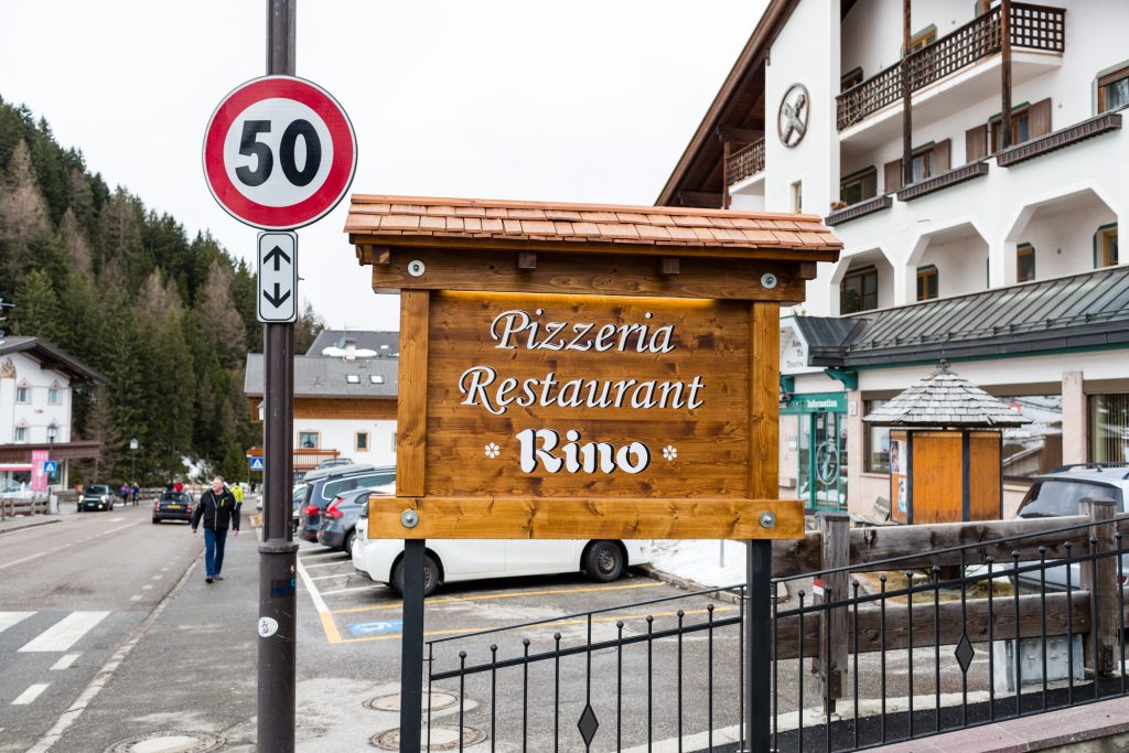 Restaurant og Pizzeria "Rino" i Sëlva di Val Gardena serverer pizzaer bagt i stenovn midt i restauranten // Foto: Troels Kjems