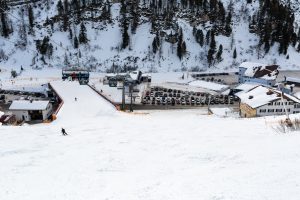 Ved foden af Grünwaldkopfbahn er der gode parkeringsmuligheder for jer, der ankommer til Obertauern i egen bil.
