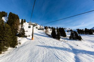 På Grunwaldkopfbahn deles stole og gondoler om den samme wire.