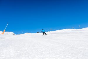 Den bred blå piste ned fra Roni-toppen (1.225 m.o.h.) inviterer til pistefræs // Foto: Troels Kjems