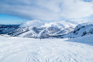 Udsigt fra Roni-toppen mod Totten (1.450 m.o.h) og Tinden (1.345 m.o.h.) // Foto: Troels Kjems
