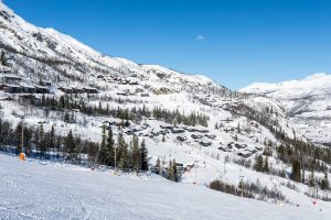Veslestølen hytteområde og Skarsnuten Hotel længst oppe // Foto: Troels Kjems