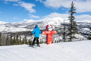 SkiStar-maskotten Valle er altid klar til en High-Five på fun-slopen // Foto: Troels Kjems