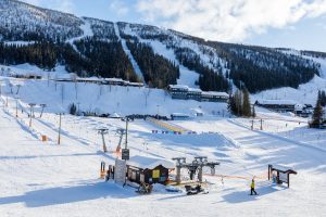 Udsigt fra SkiStar Lodge Suites ned over børneområdet "Valleland" // Foto: Troels Kjems