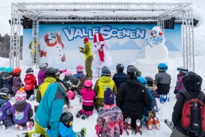 Valle giver den gas på scenen, mens far og mor drømmer om at give den gas på pisten // Foto: Troels Kjems
