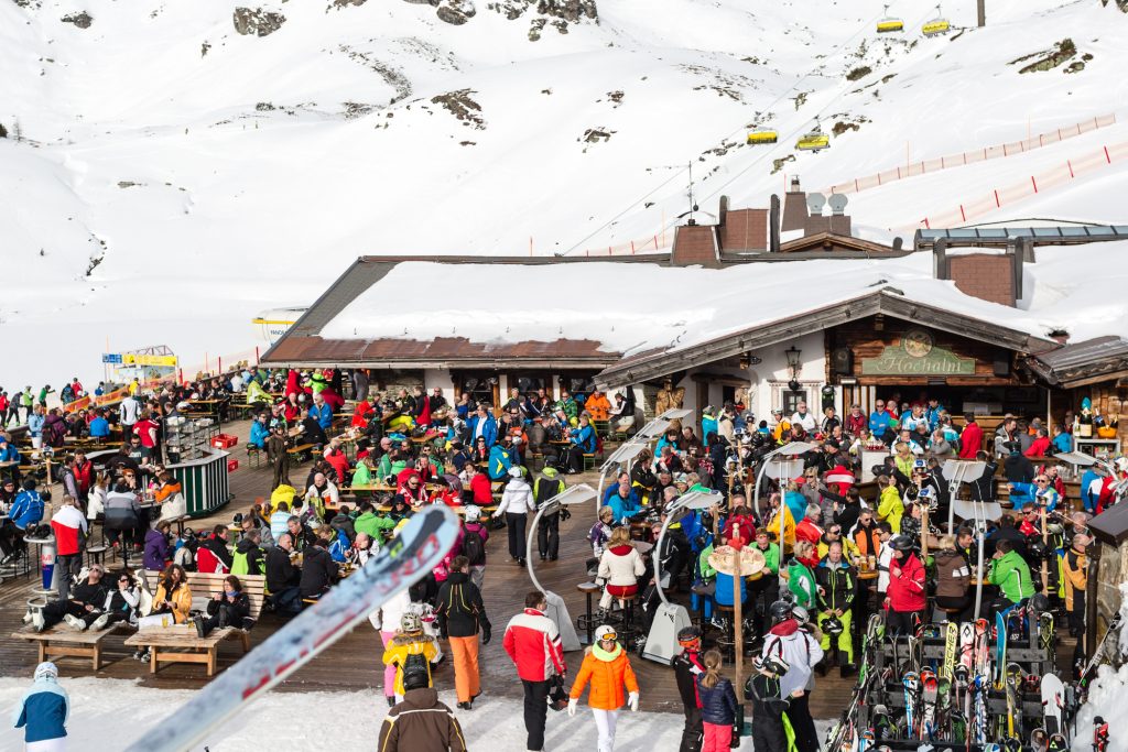 Fra tidlig morgen til sen eftermiddag er der gang i udskækningen af fadøl og shots på Hochalm i den nordvestlige del af Obertauerns skiområde.