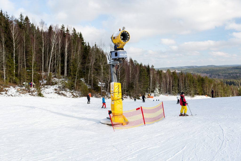 Effektive snekanoner gør, at Isaberg tør yde snegaranti til sine gæster // Foto: Troels Kjems