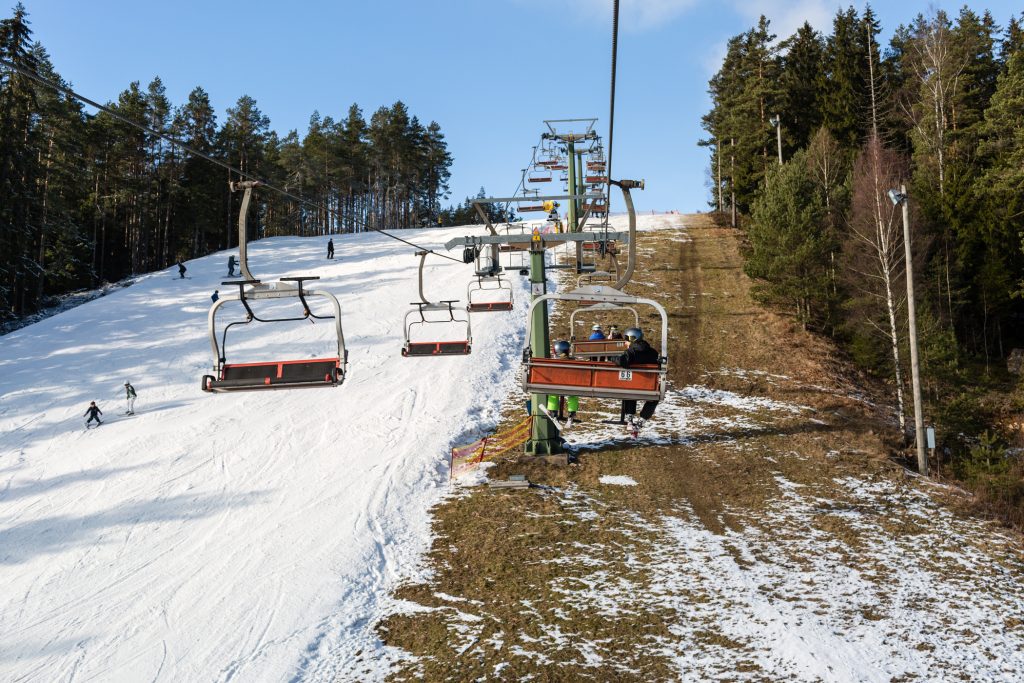 Til venstre: Velpræpareret piste med 30-40 cm sne (primært kunstsne). Til højre: Brun bakke // Foto: Troels Kjems