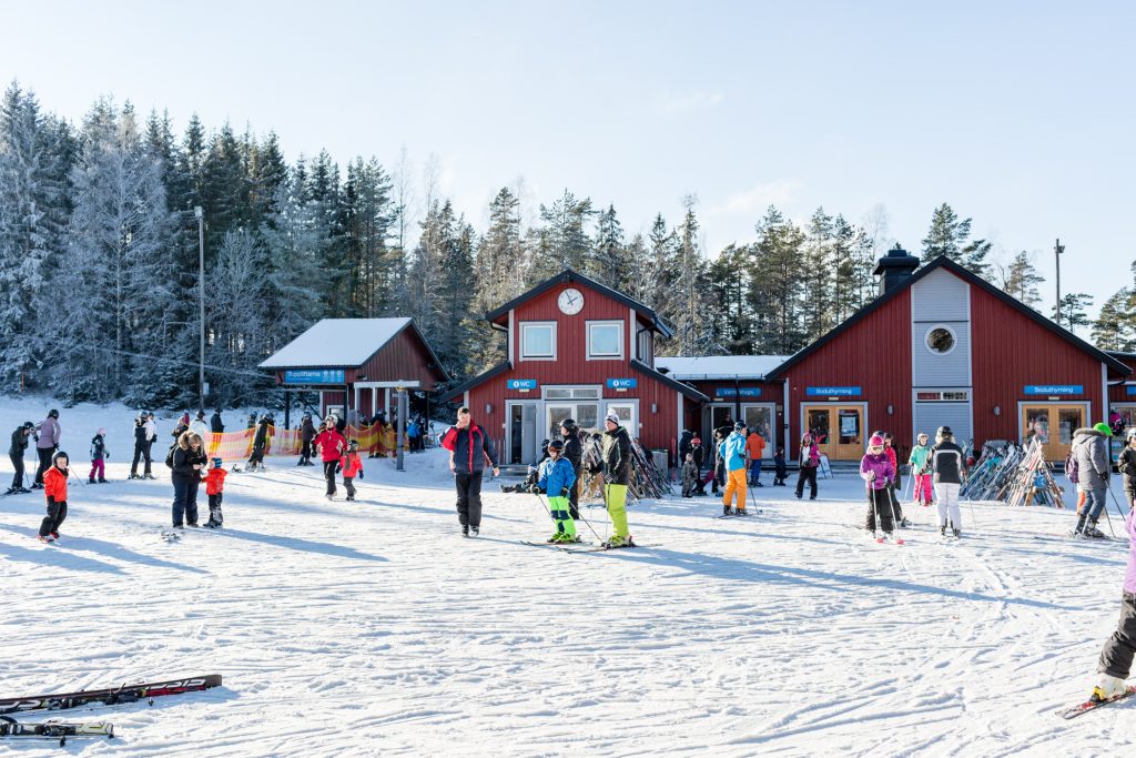 Hovedbygningen i Isaberg rummer både skiudlejning, varmestue og toiletter // Foto: Troels Kjems