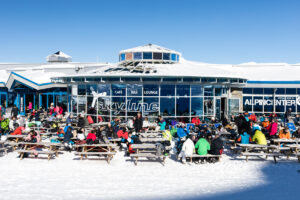Frokost i solen ved "Alpincenter 2450" // Foto: Troels Kjems