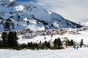 Obertauern by set fra den blå piste 3A under Edelweisbahn.