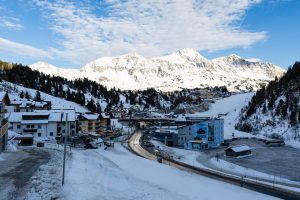Det meste af dagen ligger store dele af Obertauern by i skygge. Her peger kameraet mod øst.