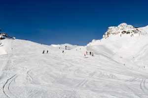 De brede pister i Obertauern med Panoramabahn-stoleliften i baggrunden.