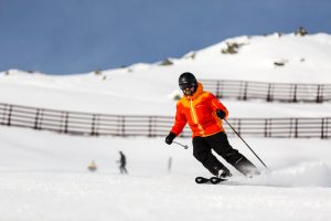 En skiløber tager den røde piste 9A ned fra toppen af Seekareckbahn i Obertauern.