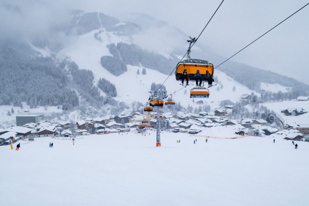 Saalbach by set fra rød piste "54" // Foto: Troels Kjems