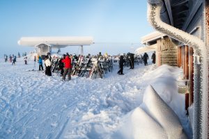 Topprestaurang Snögubben er det naturlige samlingspunkt på toppen af Lindvallens skiområde // Foto: Troels Kjems