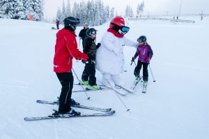 SkiStars maskot Valle stiller gerne op til fotografering // Foto: Troels Kjems