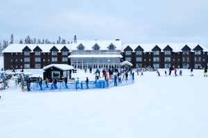 Selv mellem jul og nytår er der ikke voldsom trængsel på børnebakkerne foran SkiStar Lodge i Lindvallen // Foto: Troels Kjems