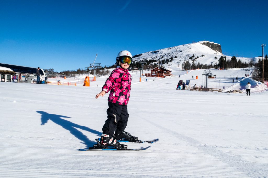 Pige på alpinski