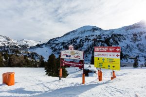 Et skilt peger mod Obertauerns lille snowpark.
