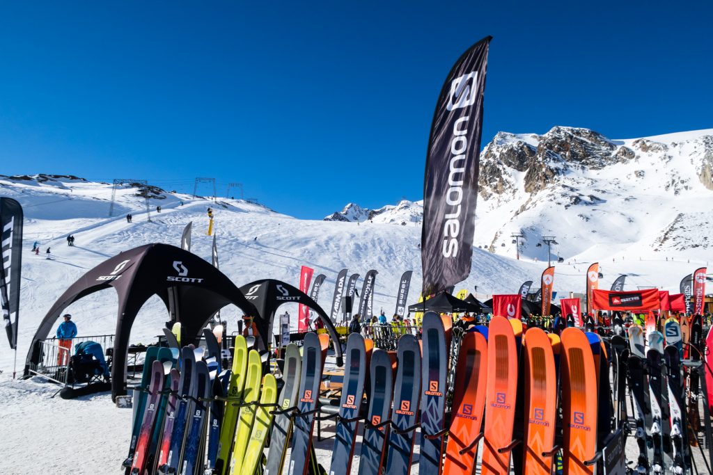 Over 600 par ski står klar til test // Foto: Troels Kjems