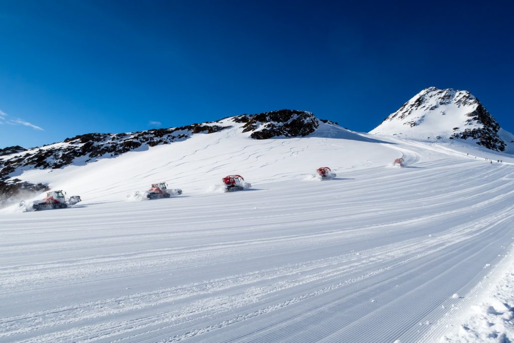 Fem pistemaskiner i aktion på Tiefenbach-gletsjeren // Foto: Troels Kjems
