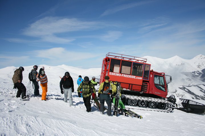 En snowcat (pistemaskine) kører Jer fra top til top // Foto: Christoffer Backman Sørensen