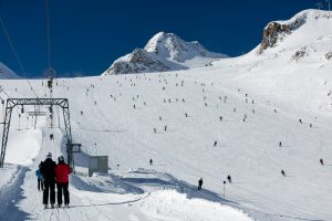 E67 Mutkogl trækliften ved siden af piste 39 på Tiefenbach-gletsjeren i Sölden, Østrig.