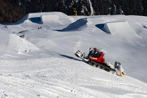 En pistemaskine klargør snowparken i Sölden ved siden af stolelifterne C34 Hainbachkar og C35 Silberbrünnl.