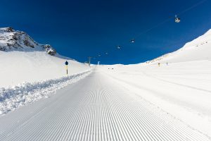 Nypræpareret piste 38 på Tiefenbach gletsjeren i Sölden med Tiefenbachkogl i baggrunden.