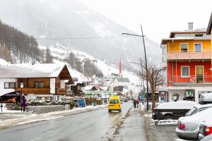 Hovedgaden Dorfstrasse i Sölden set fra Gaislachkogl-siden.