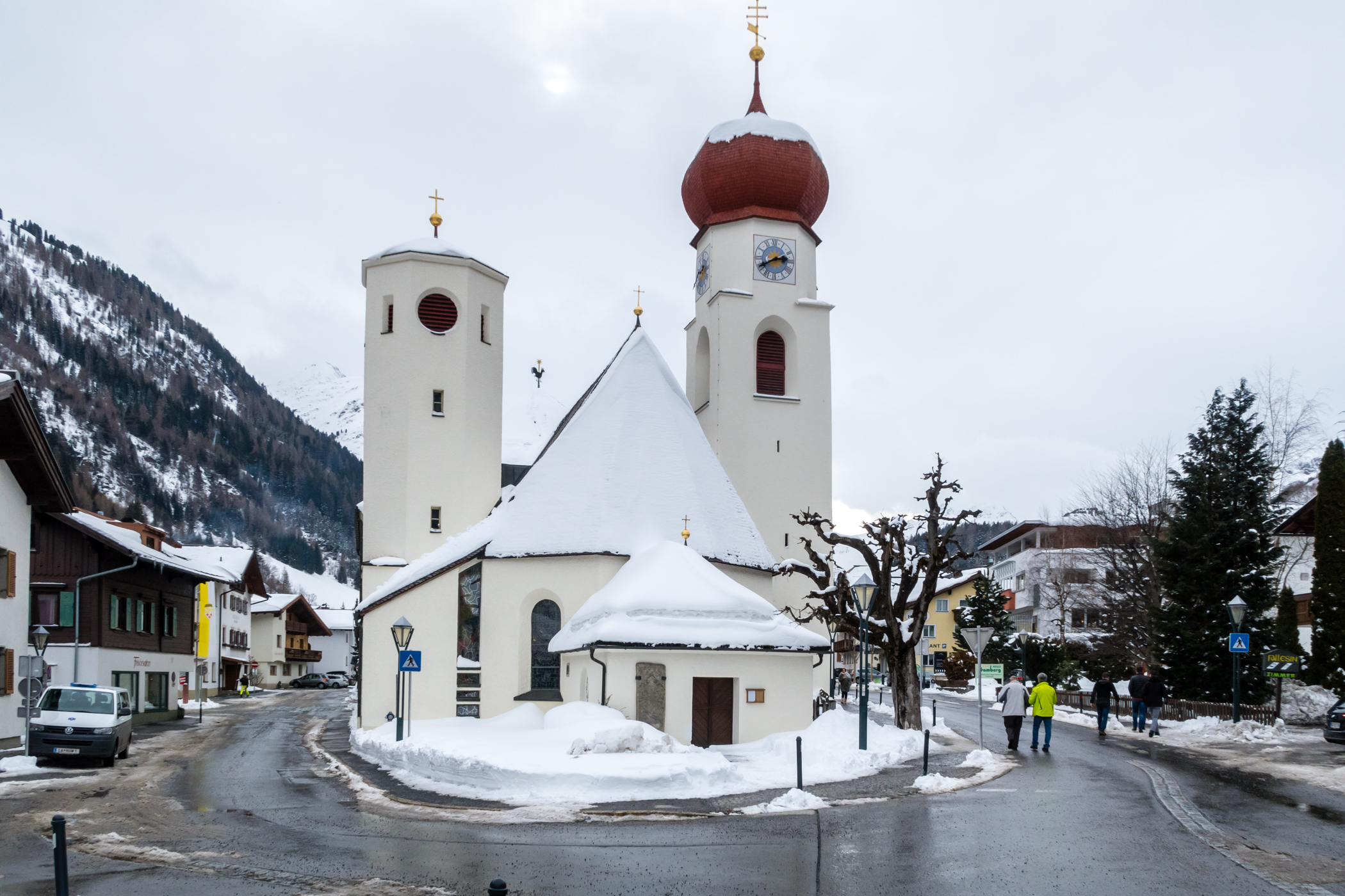 Pfarrkirche St. Anton am Arlberg nær centrum af St. Anton by // Foto: Troels Kjems
